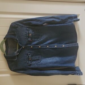 Levi's denim button down blouse. Size 8.